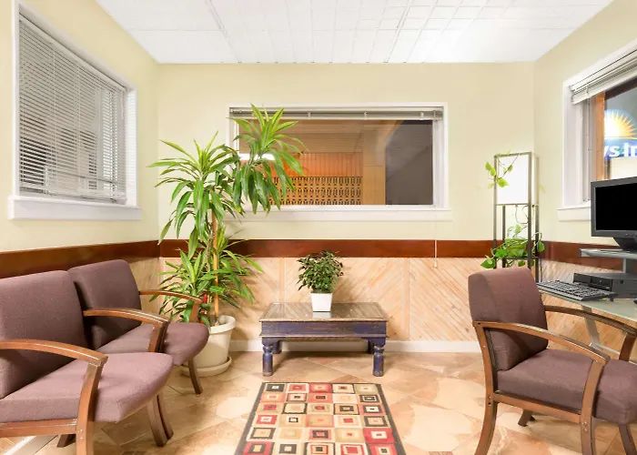 Days Inn By Wyndham Plainview