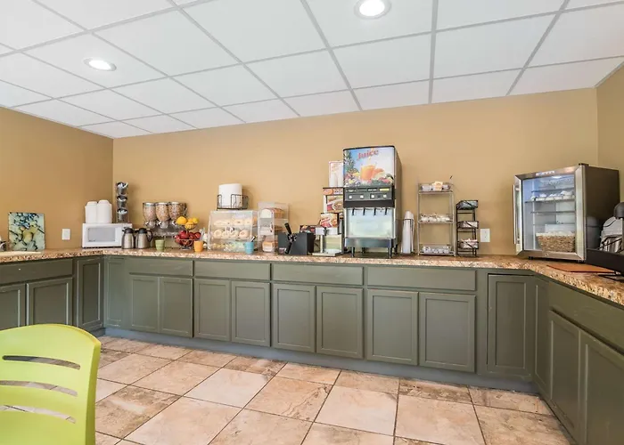 Econo Lodge Inn & Suites