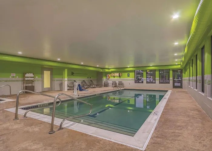 La Quinta Inn & Suites By Wyndham Cleveland Airport West