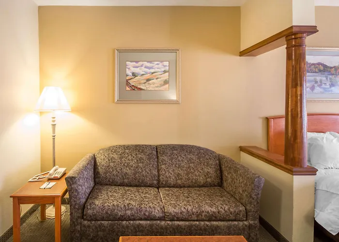 Quality Inn & Suites Midamerica Industrial Park Area