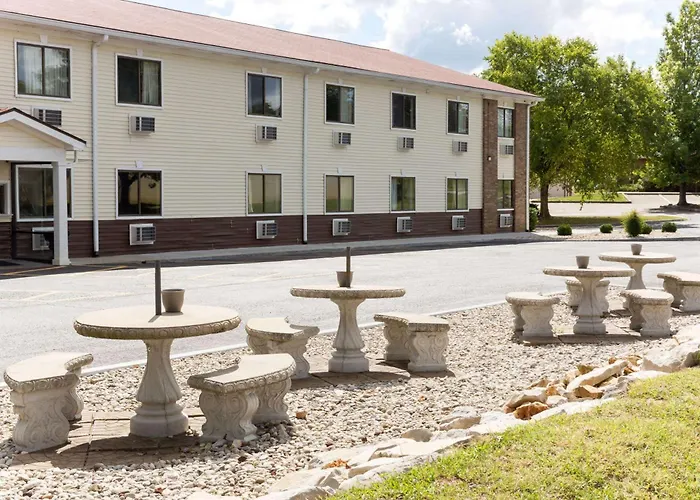Super 8 By Wyndham Radcliff Ft. Knox Area