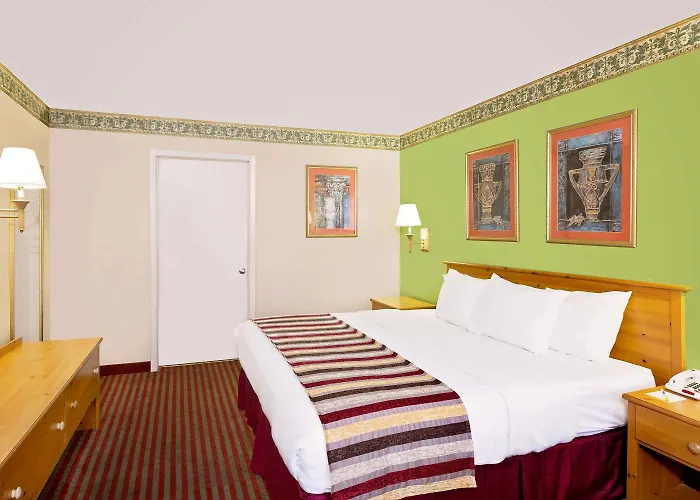Days Inn & Suites By Wyndham Starkville
