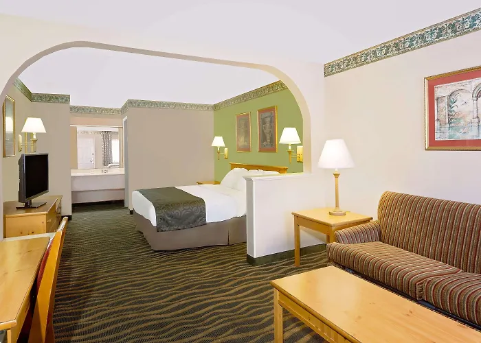 Days Inn & Suites By Wyndham Starkville