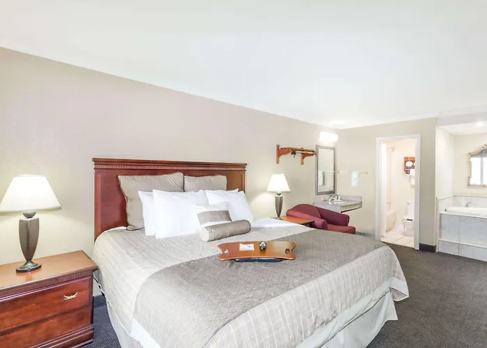 Days Inn By Wyndham Destin
