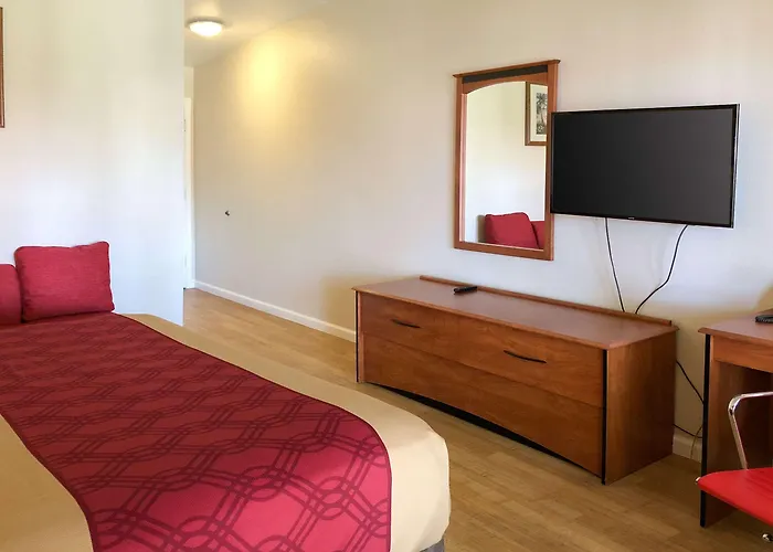 Econo Lodge Inn & Suites Oakland Airport