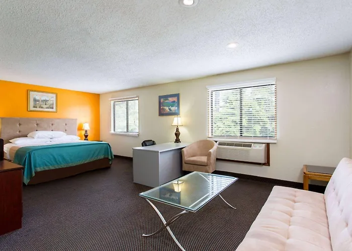 Super 8 By Wyndham Greensboro/Coliseum/Conv.
