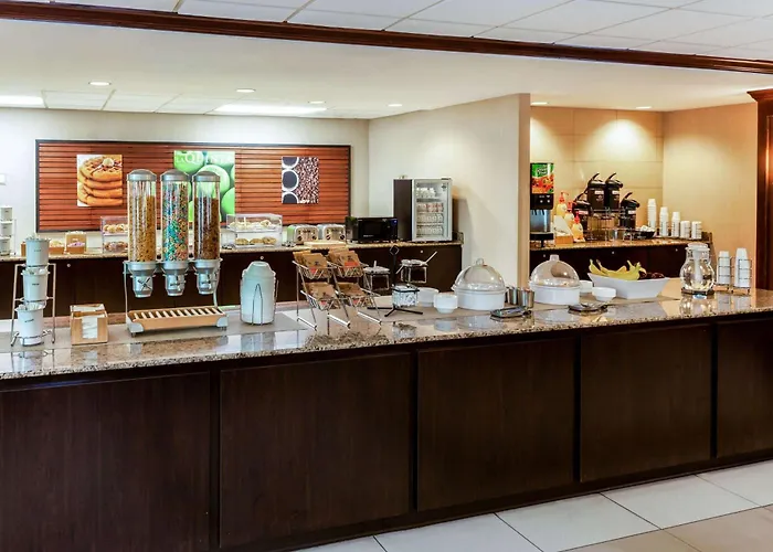 La Quinta By Wyndham Milwaukee Bayshore Area