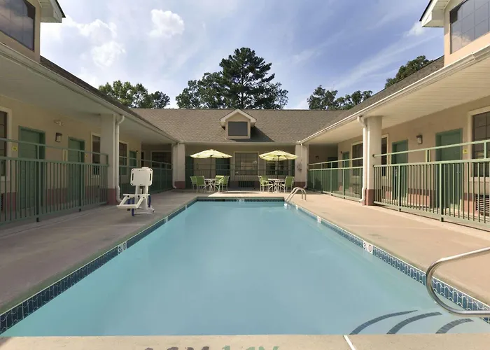 Super 8 By Wyndham Chatsworth/Dalton