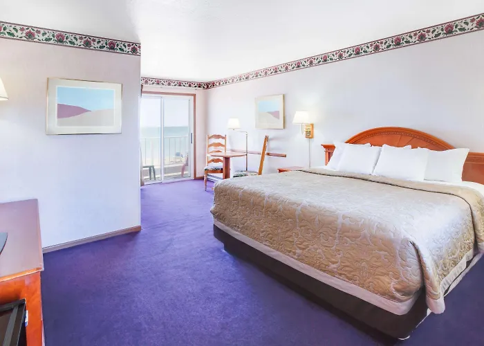 Super 8 By Wyndham Mackinaw City/Beachfront Area