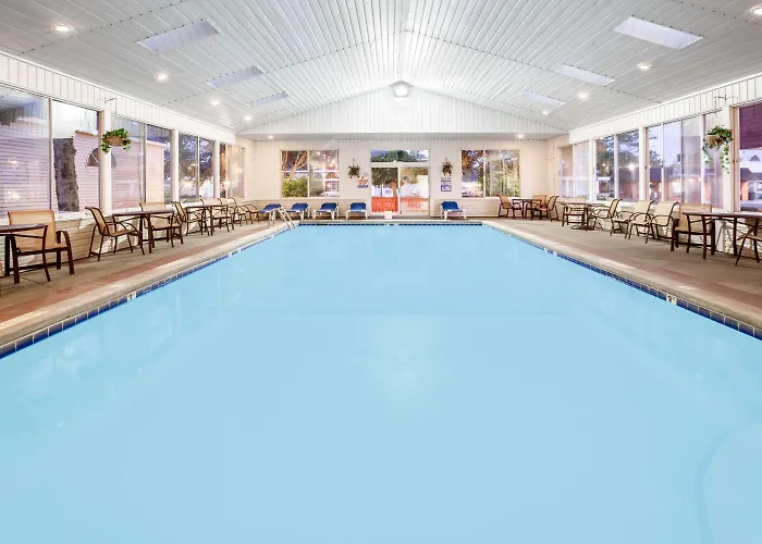 Super 8 By Wyndham Mackinaw City/Beachfront Area