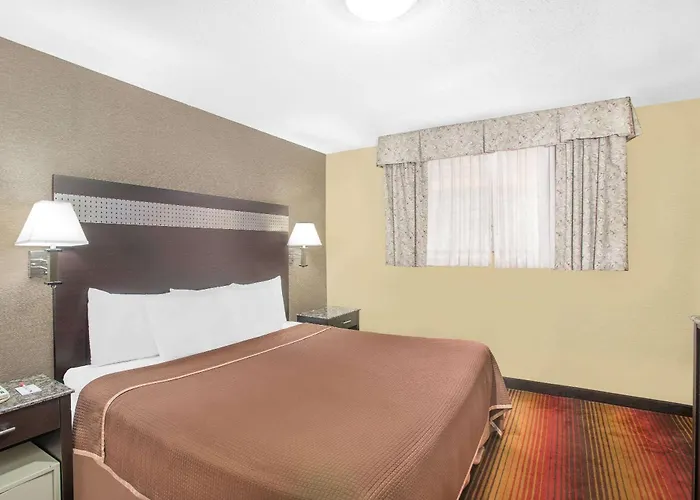 Howard Johnson By Wyndham North Bergen