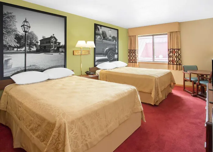 Super 8 By Wyndham Normal Bloomington