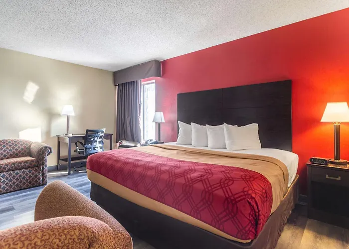 Econo Lodge & Suites Clarksville Near Governors Square Mall