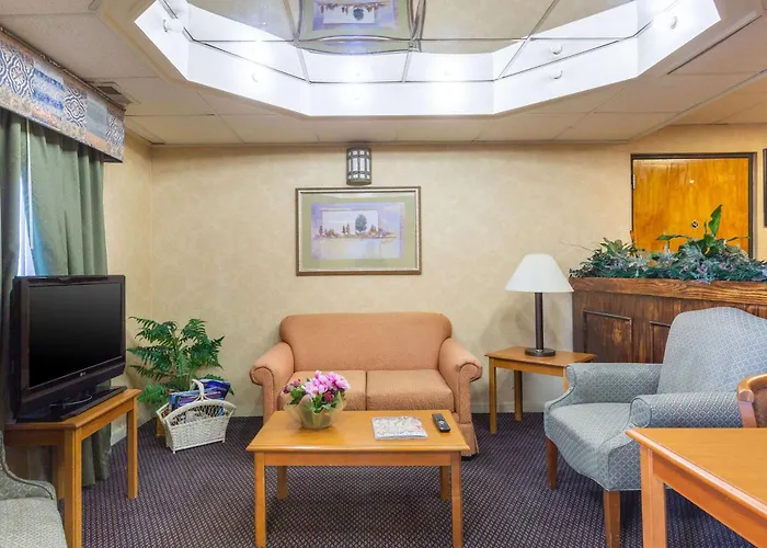Econo Lodge & Suites Clarksville Near Governors Square Mall