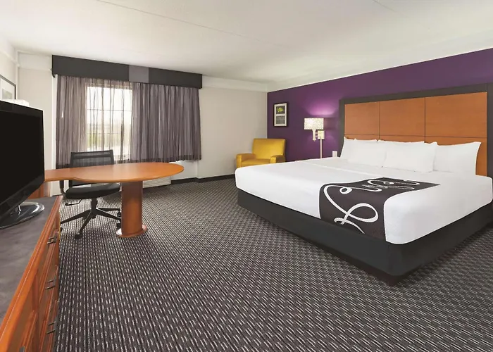 La Quinta By Wyndham St. Louis Westport