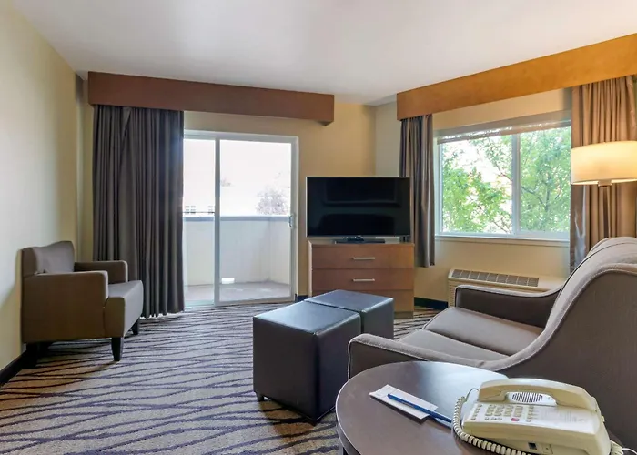 Comfort Inn & Suites Market - Airport