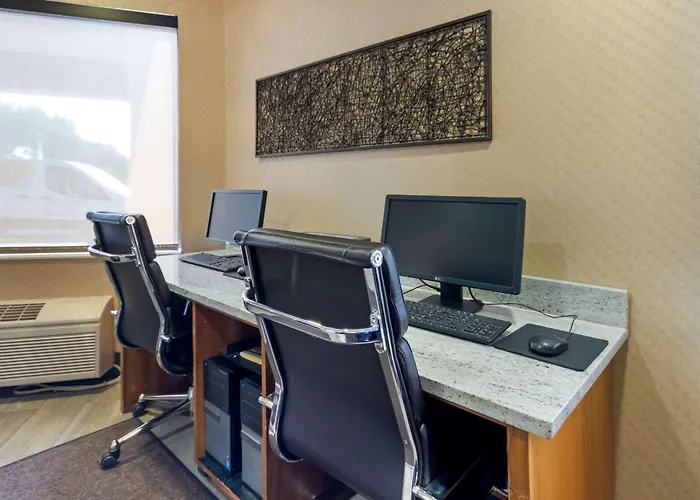 Comfort Inn & Suites Market - Airport