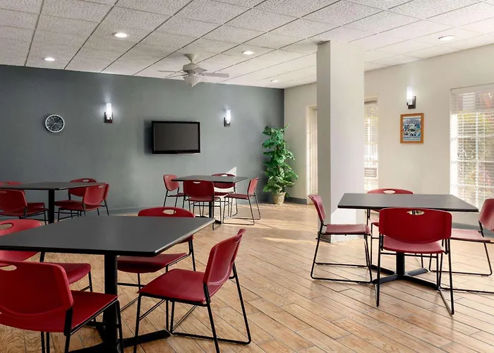 Days Inn By Wyndham Lawton