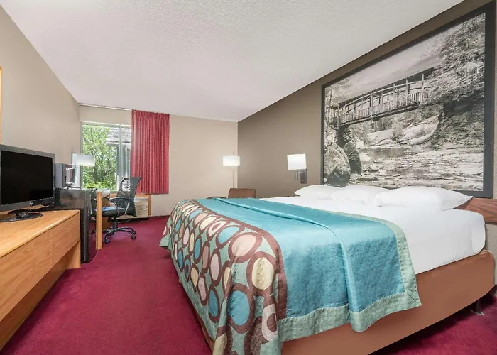 Super 8 By Wyndham Menomonie Wi