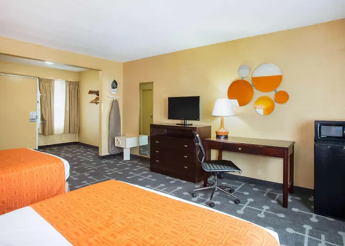 Howard Johnson By Wyndham College Park