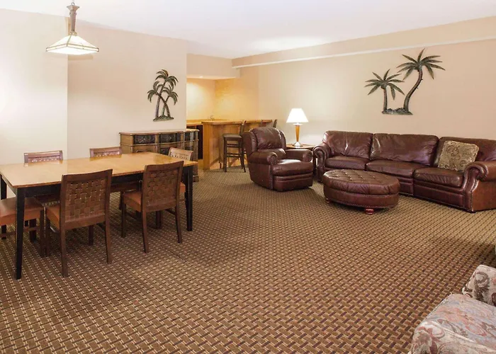 Ramada By Wyndham Des Moines Tropics Resort & Conference Ctr