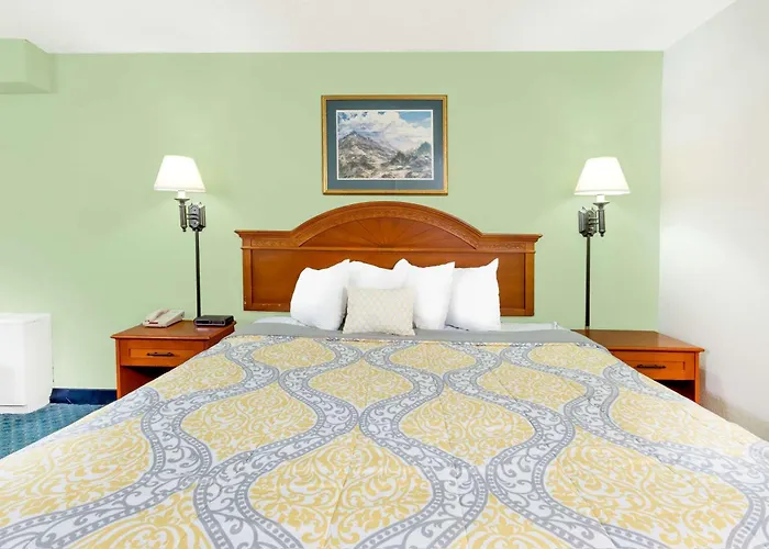 Days Inn By Wyndham Cedar Falls- University Plaza