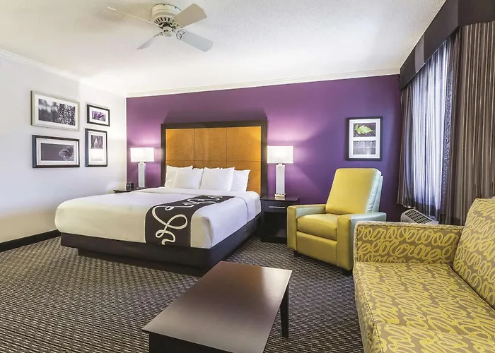 La Quinta Inn & Suites By Wyndham Cleveland - Airport North