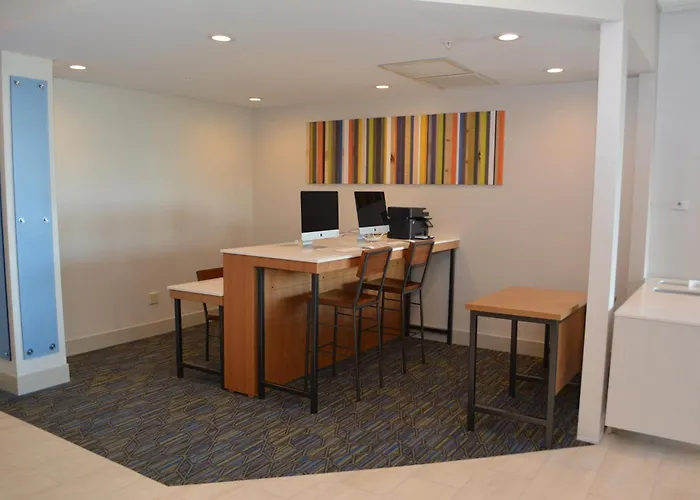 Holiday Inn Express & Suites Waterville - North By Ihg