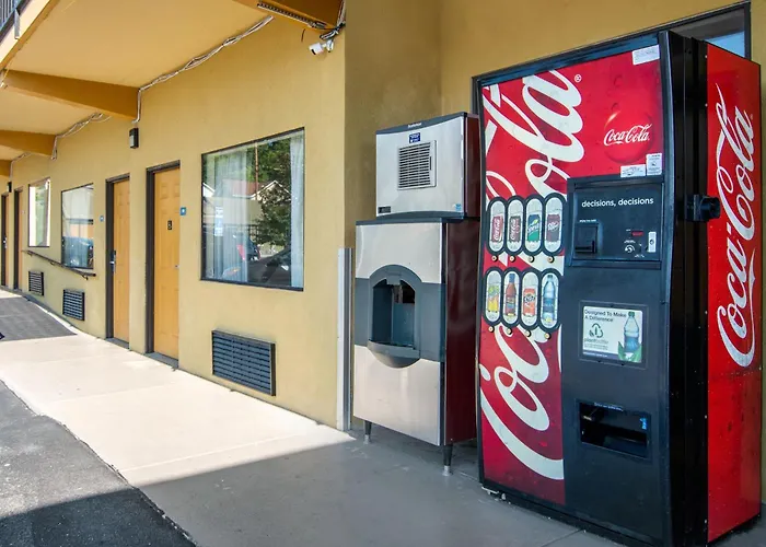 Econo Lodge Inn & Suites