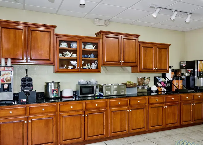 Days Inn & Suites By Wyndham Savannah North I-95