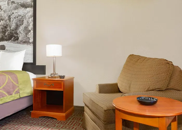 Super 8 By Wyndham Fort Madison