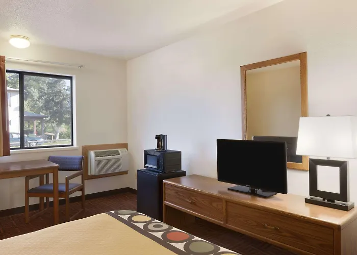 Super 8 By Wyndham Wall