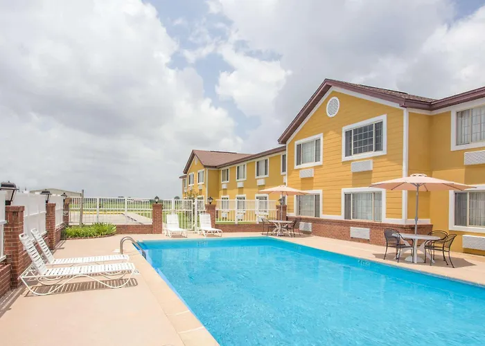 Days Inn By Wyndham Lake Village