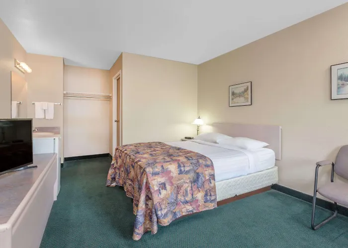 Super 8 By Wyndham Golden