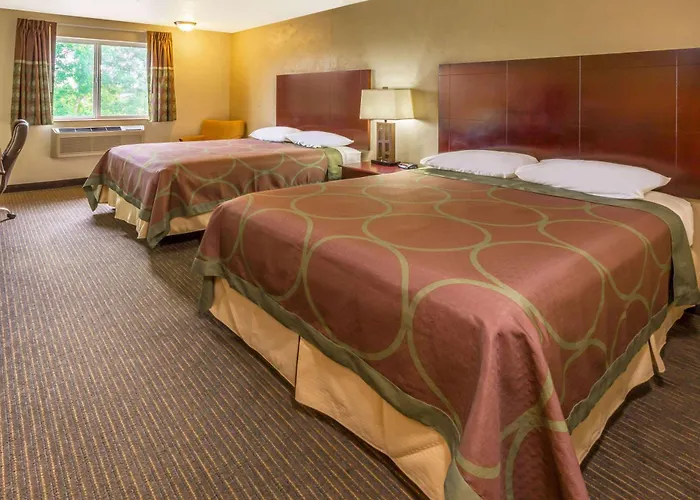 Super 8 By Wyndham Woodburn