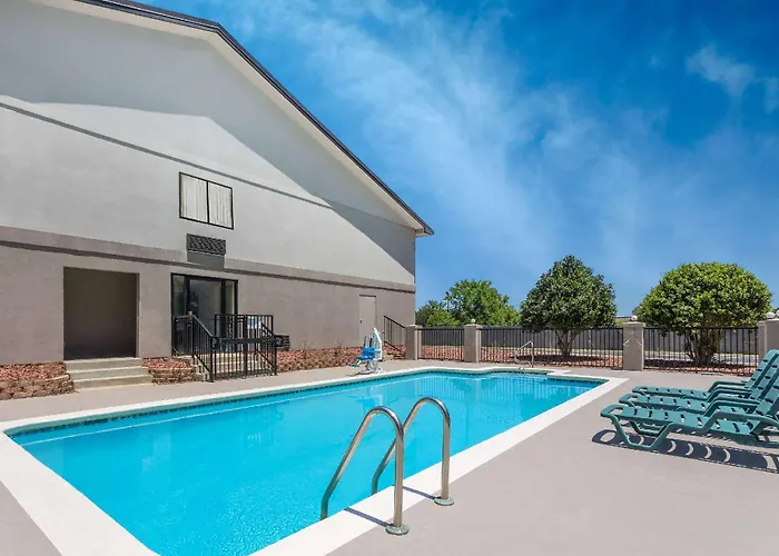 Super 8 By Wyndham Montgomery I-65
