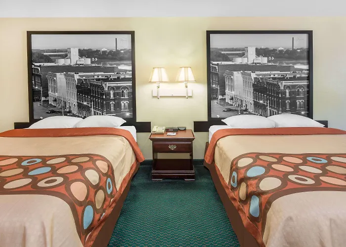 Super 8 By Wyndham Montgomery I-65