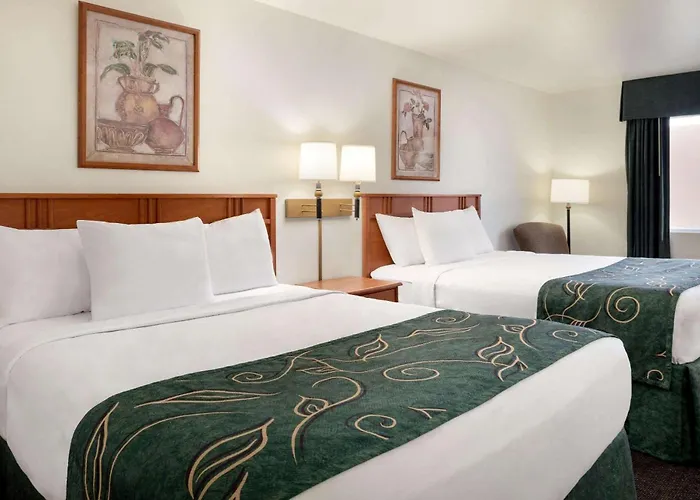 Travelodge By Wyndham Clinton Valley West Court
