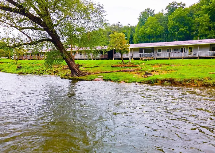 Lloyd'S On The River Country Inn By Oyo