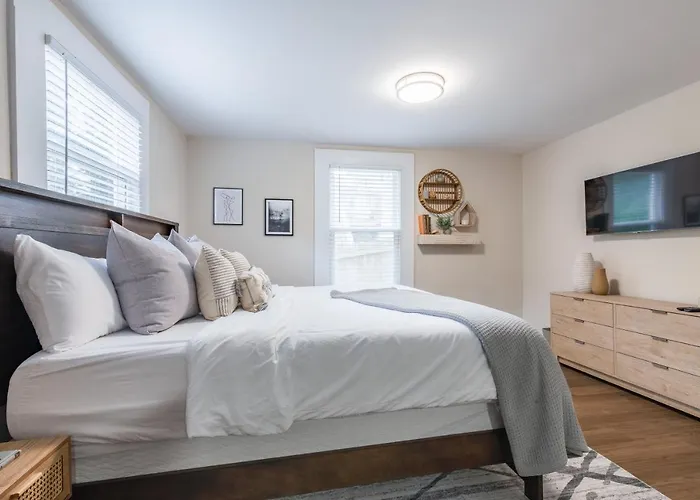 Blue Haven Atl Modern 4 Bedroom Retreat With Deck 10 Minutes To Downtown