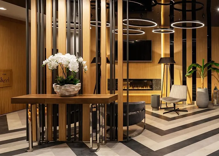 Este Park Hotel: Urban Chic Luxury with Parking Near Shopping Mall