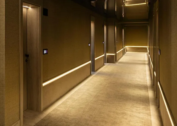 Este Park Hotel: Urban Chic Luxury with Parking Near Shopping Mall