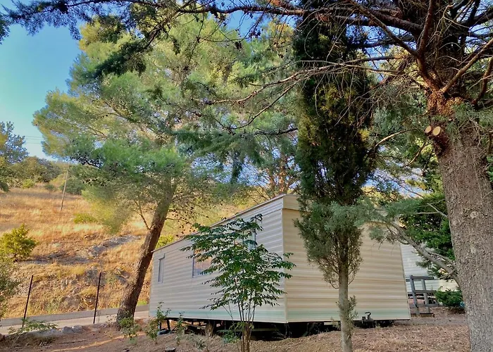 Camping Caramany, Lac A Proximite - Cabanes Perchees - Mobil-Homes - Emplacements Nus Pour Camping-Cars, Tentes, Caravanes
