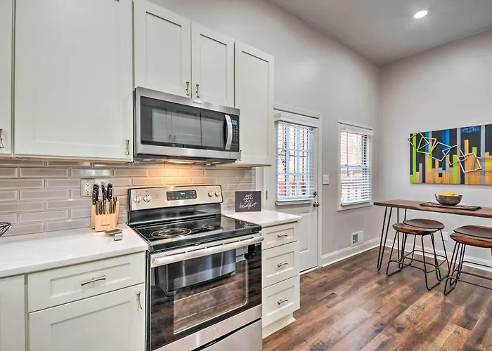Atlanta Retreat W/ Deck In Greenbriar Area!