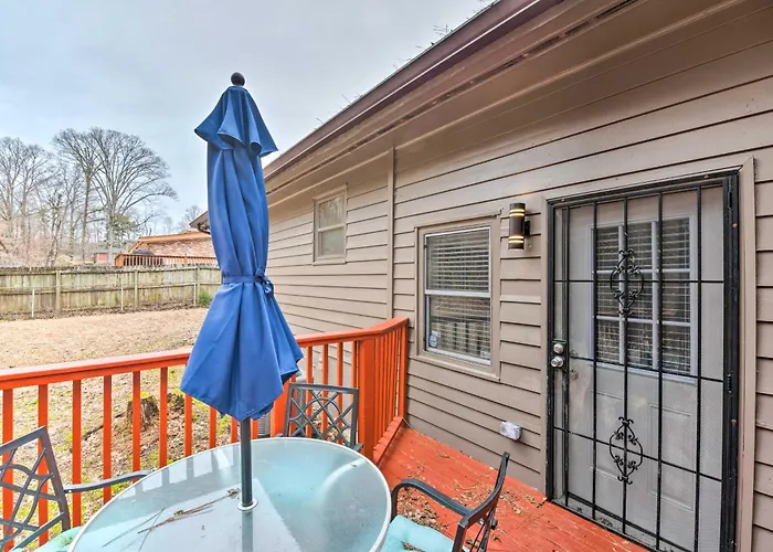 Atlanta Retreat W/ Deck In Greenbriar Area!