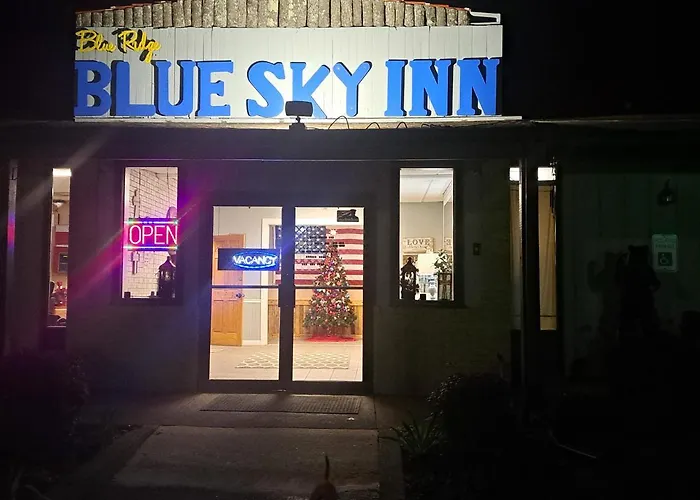 Blue Sky Inn: Pet-Friendly Oasis with Renovated Rooms