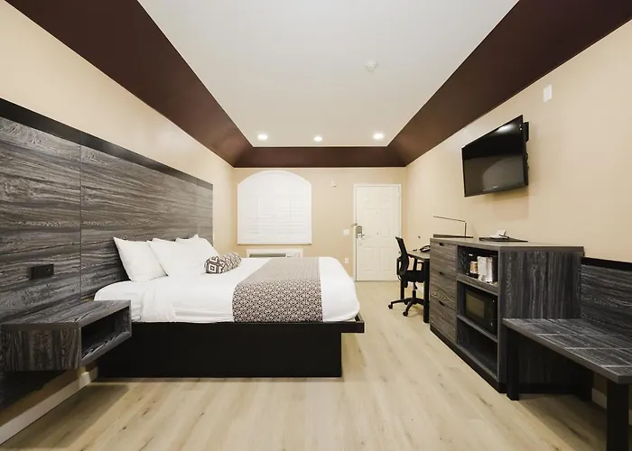 Sapphire Inn & Suites