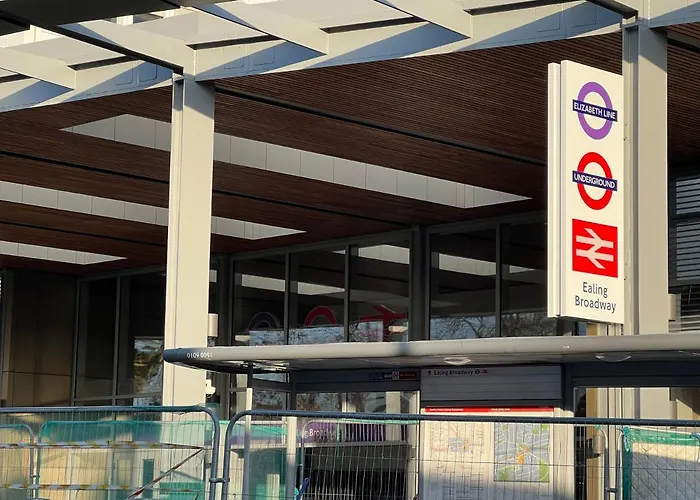 Mia Residence - Entire Studio Apartment - City View - London - Next To Ealing Broadway Station