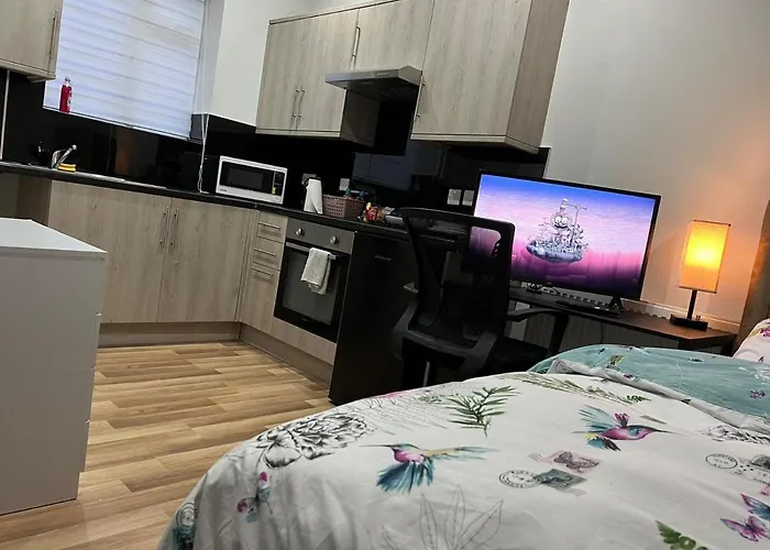 Mia Residence - Entire Studio Apartment - City View - London - Next To Ealing Broadway Station
