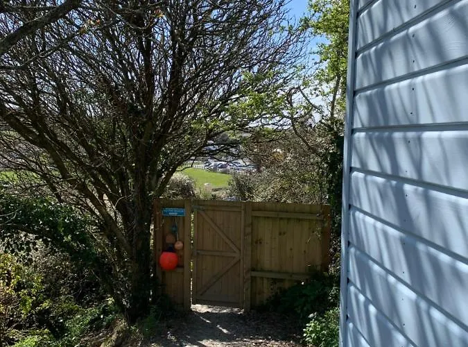 Tides Reach, Deluxe Shepherds Hut 1, 100M From The Beach